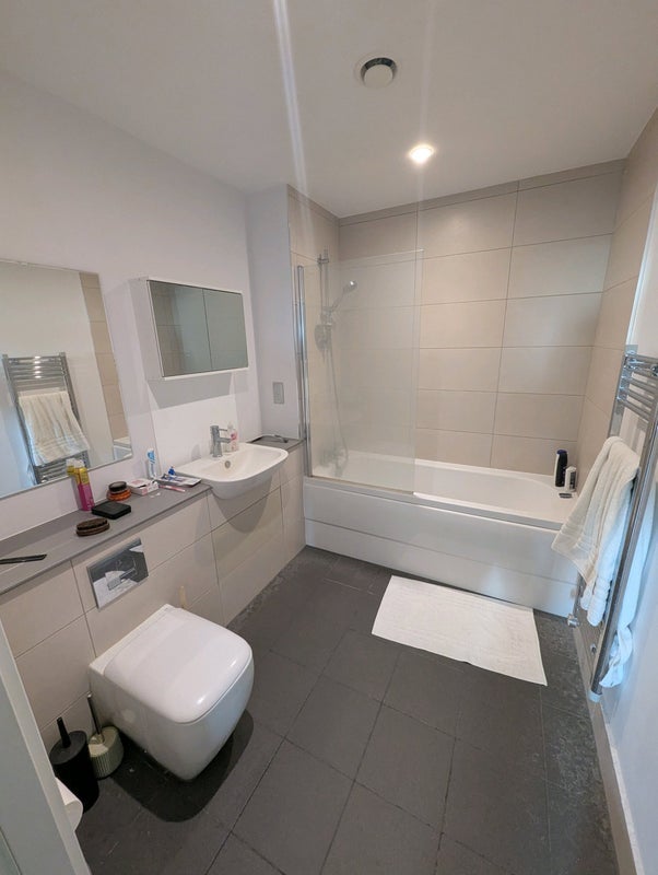 Room High Road in Greater London