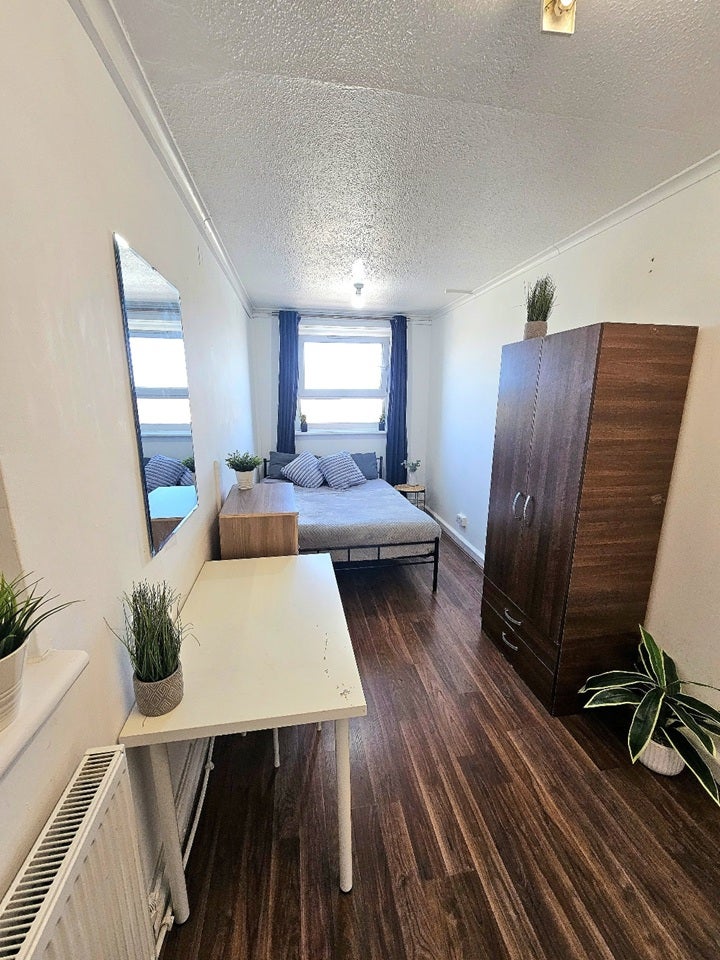 Room Saxon Road in Greater London