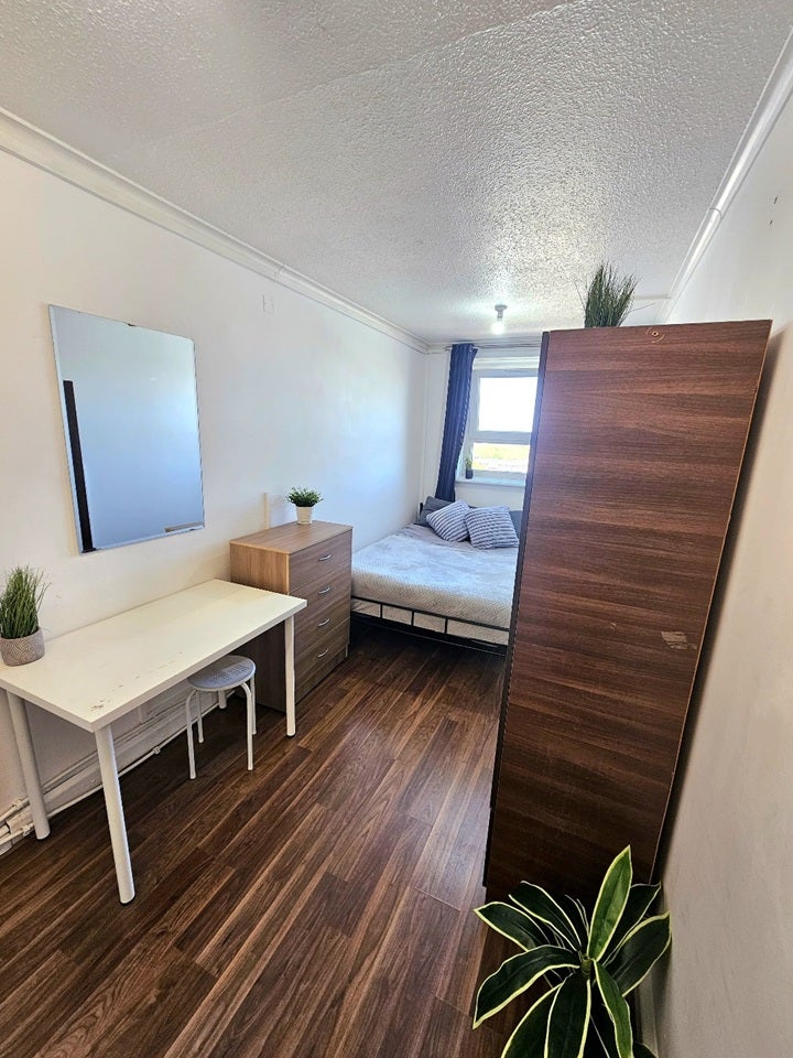 Room Saxon Road in Greater London