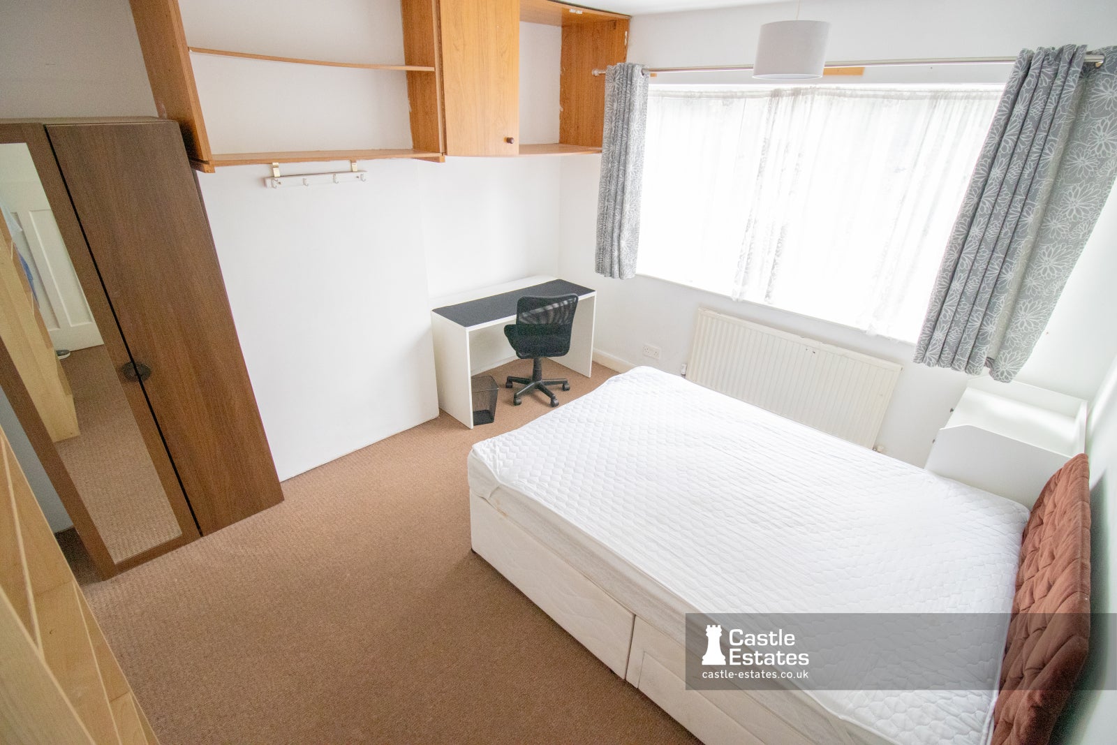 Room Lower Road in Nottingham