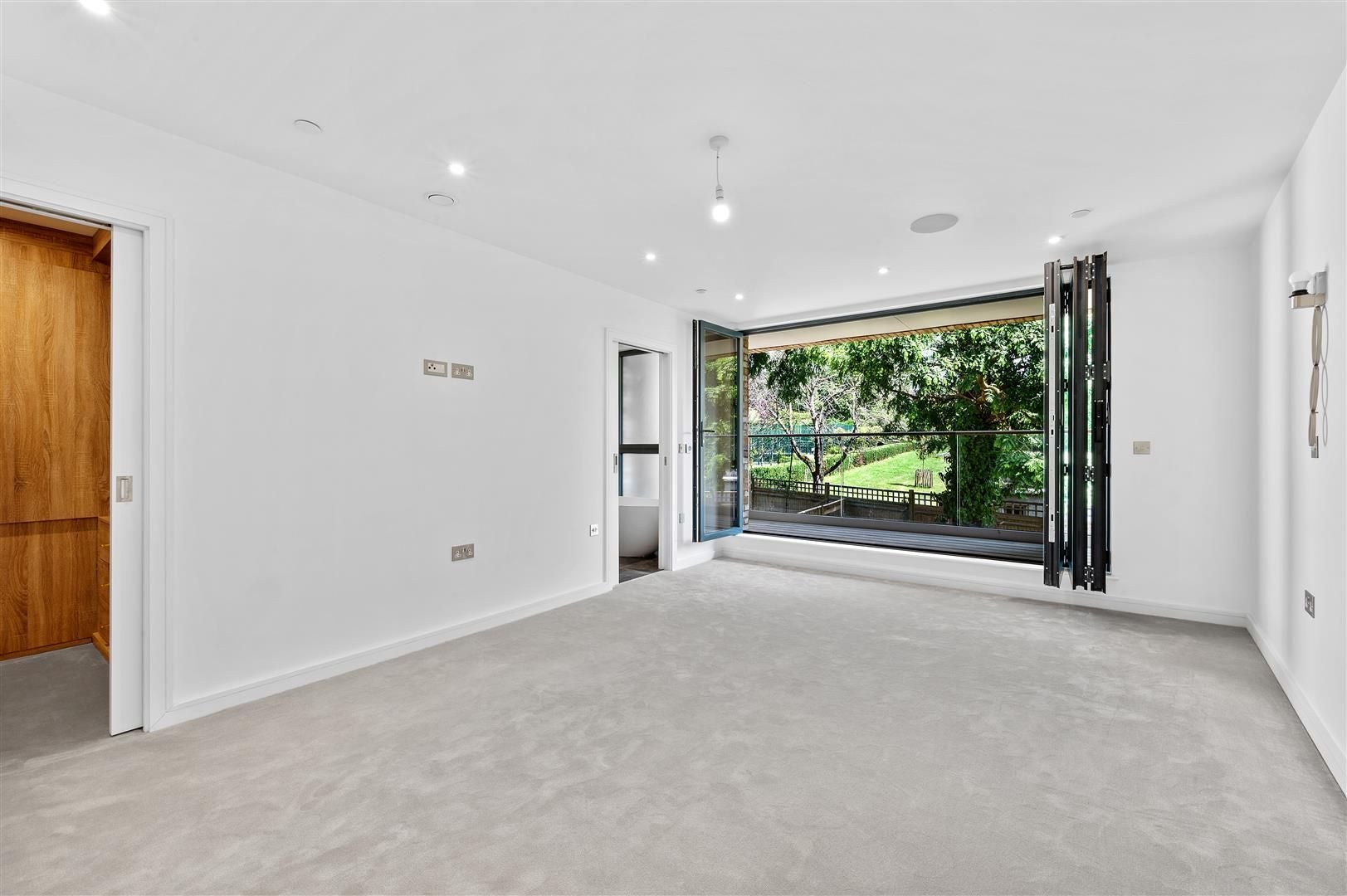 House Orchard Grove in Greater London