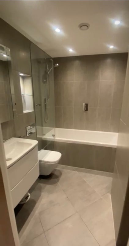 Room Holman Road in Greater London
