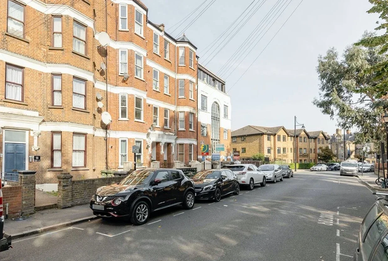 Flat Brighton Terrace in Greater London