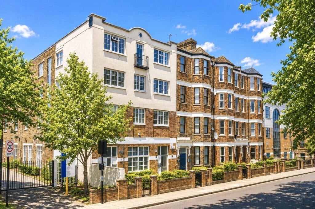 Flat Brighton Terrace in Greater London