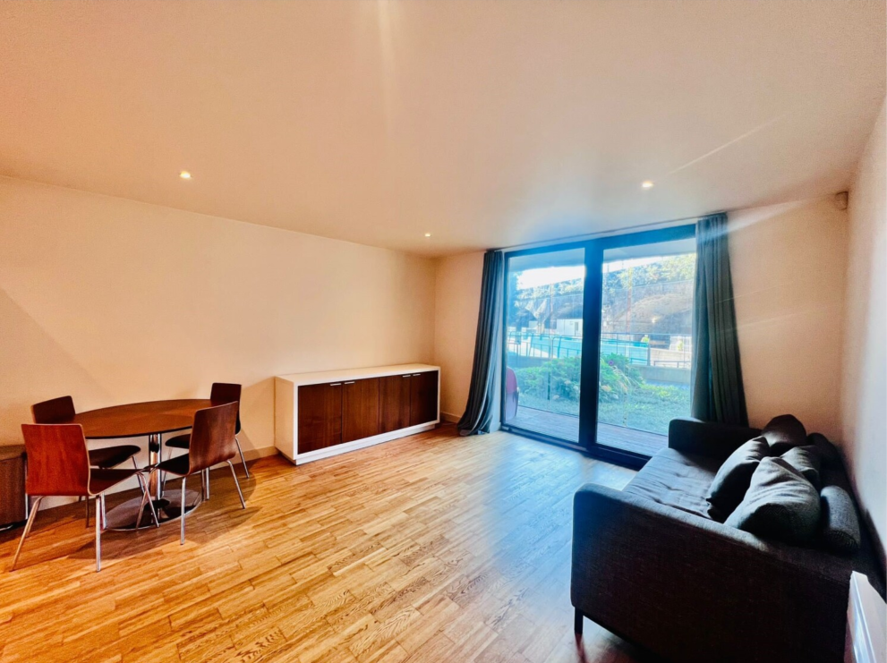 Flat Kelso Place in Manchester