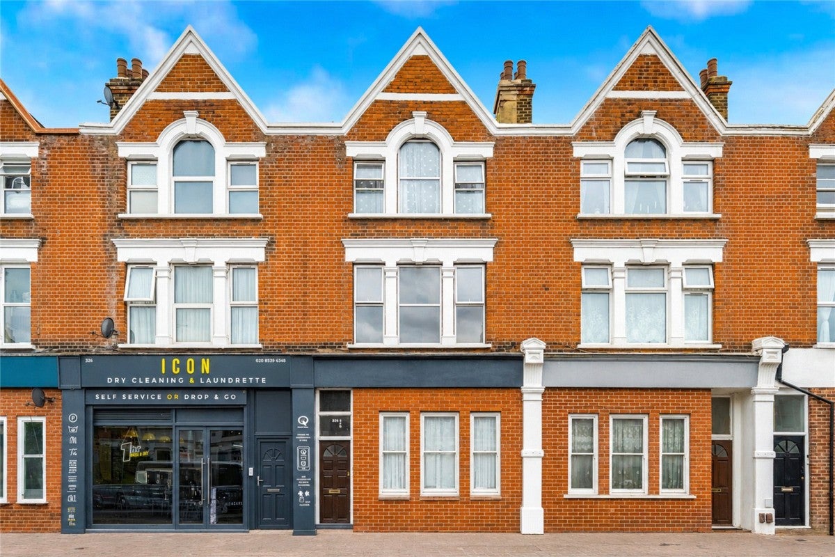 Flat Grove Green Road in Greater London
