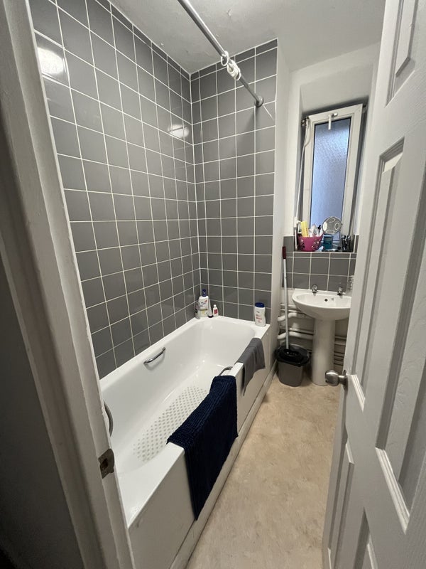 Room Carroun Road in Greater London