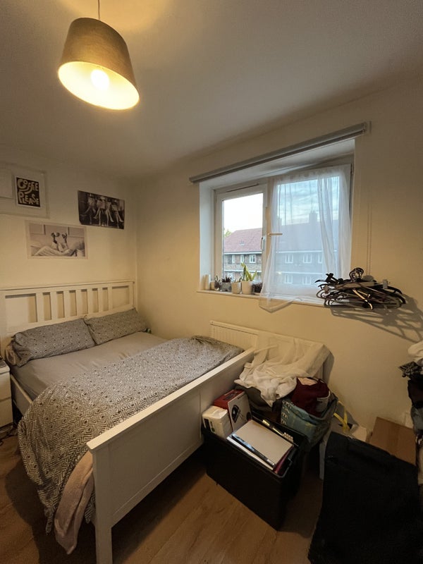 Room Carroun Road in Greater London