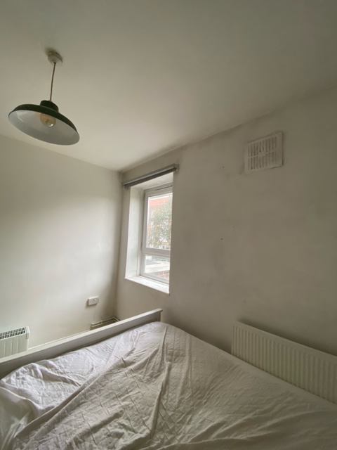 Room Carroun Road in Greater London