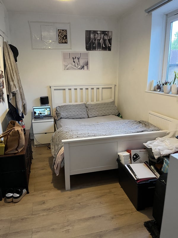 Room Carroun Road in Greater London