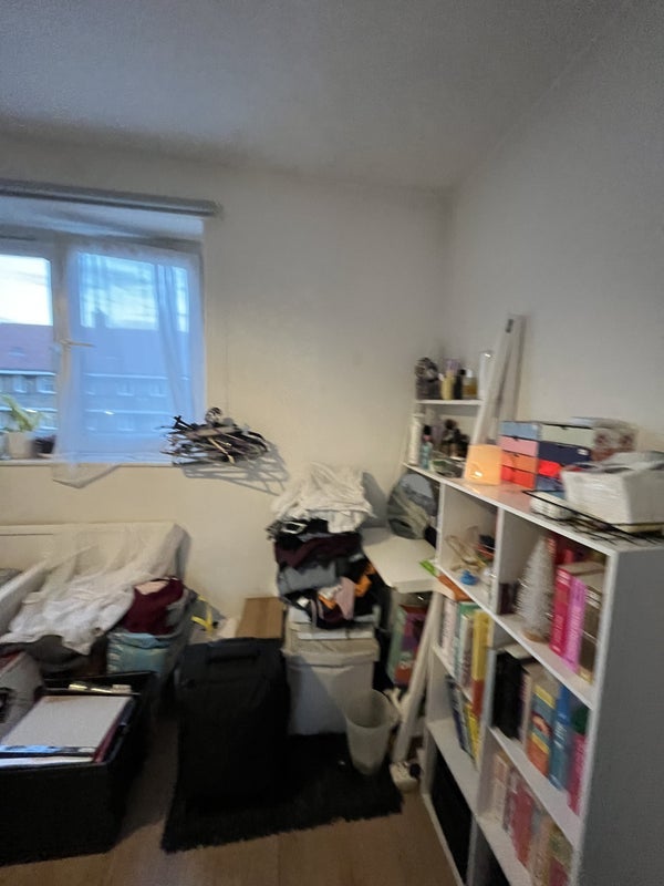 Room Carroun Road in Greater London