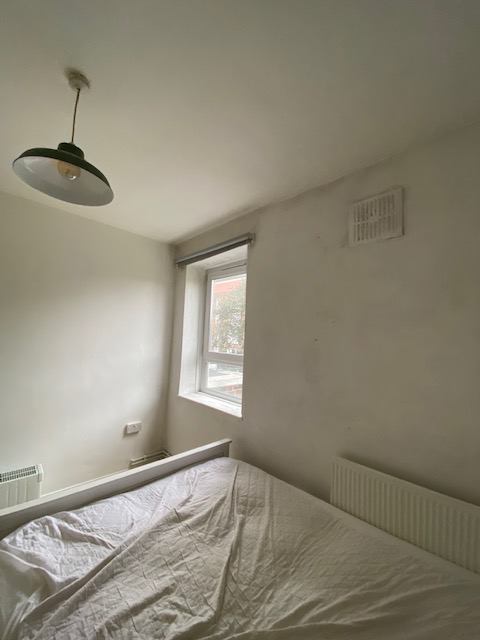 Room Carroun Road in Greater London