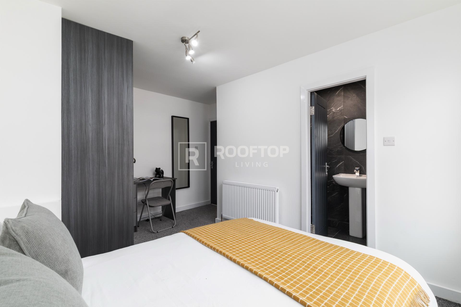 Room Autumn Place in Leeds