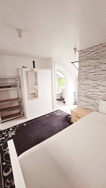 Room Mitcham Road in Greater London