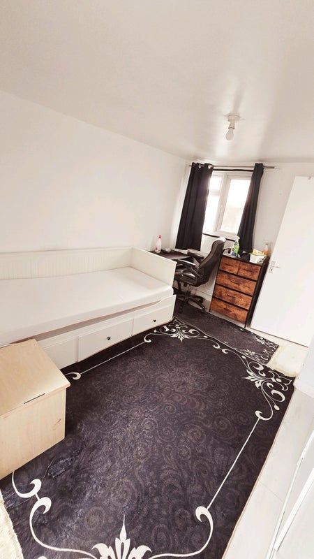 Room Mitcham Road in Greater London