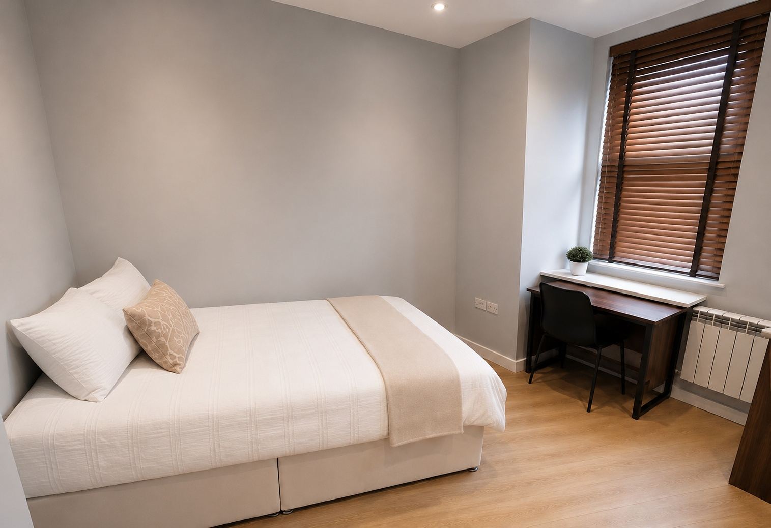 Flat Ferndale Road in Greater London