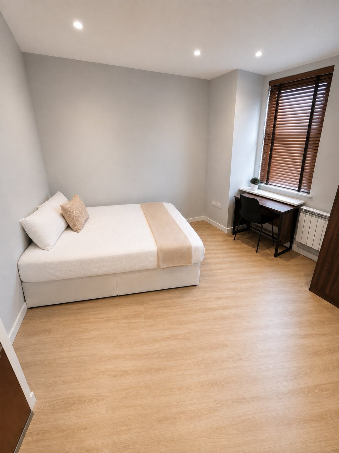Flat Ferndale Road in Greater London