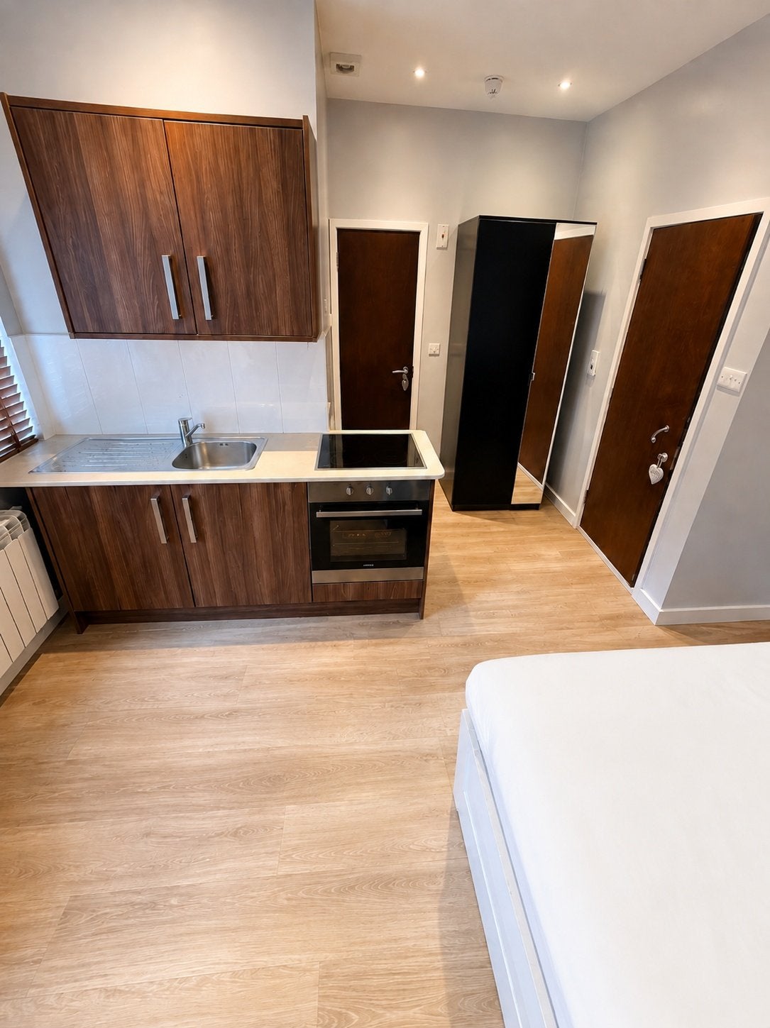 Flat Ferndale Road in Greater London