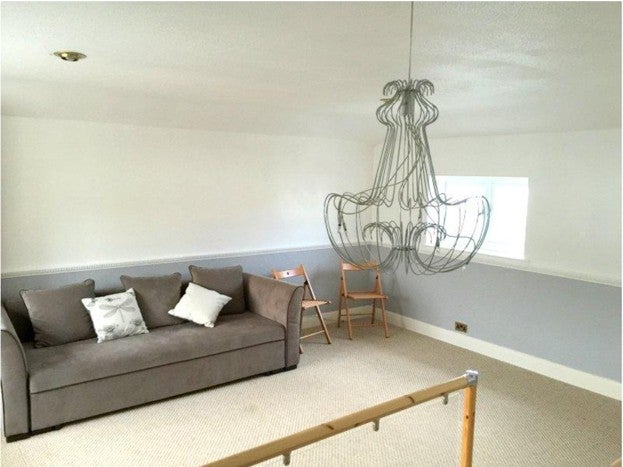Flat Windmill Lane in Greater London