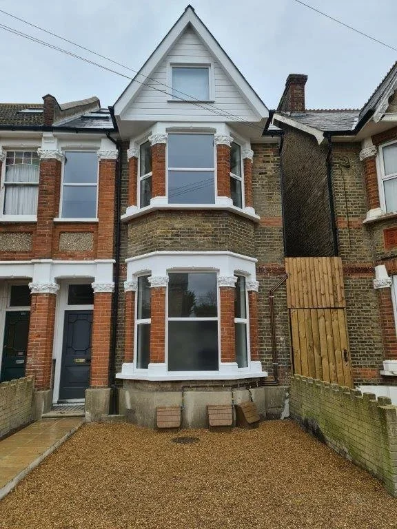 Flat Bensham Manor Road in Greater London