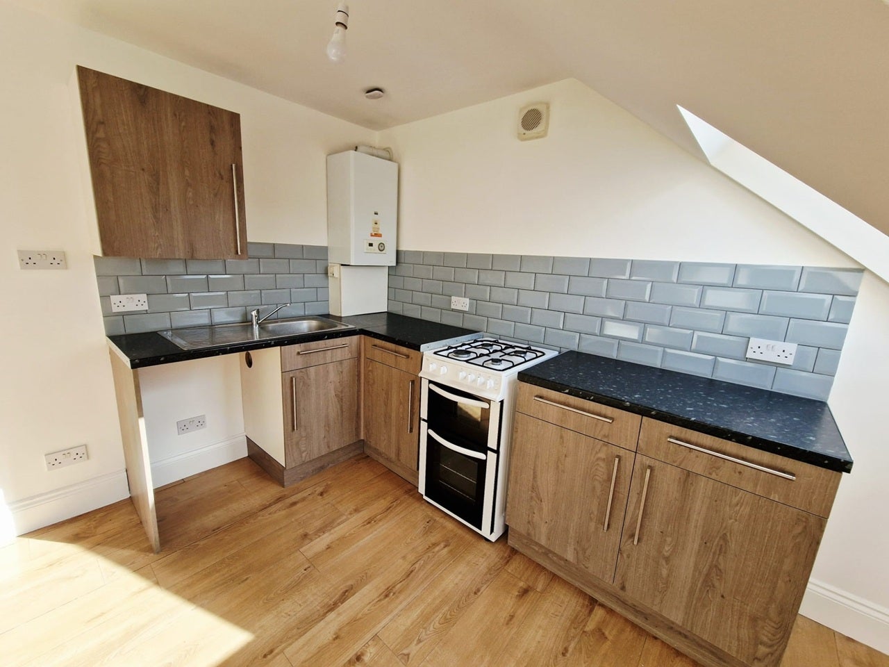Flat Bensham Manor Road in Greater London