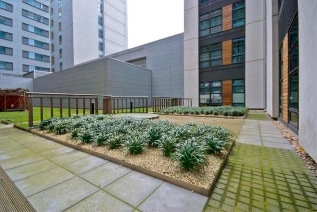 Flat South Quay Square in Greater London