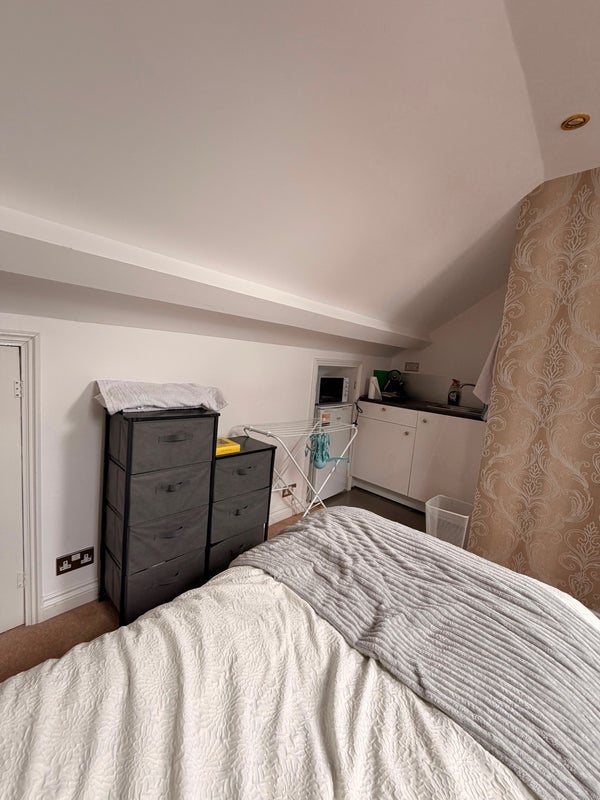 Room Rosecourt Road in Greater London