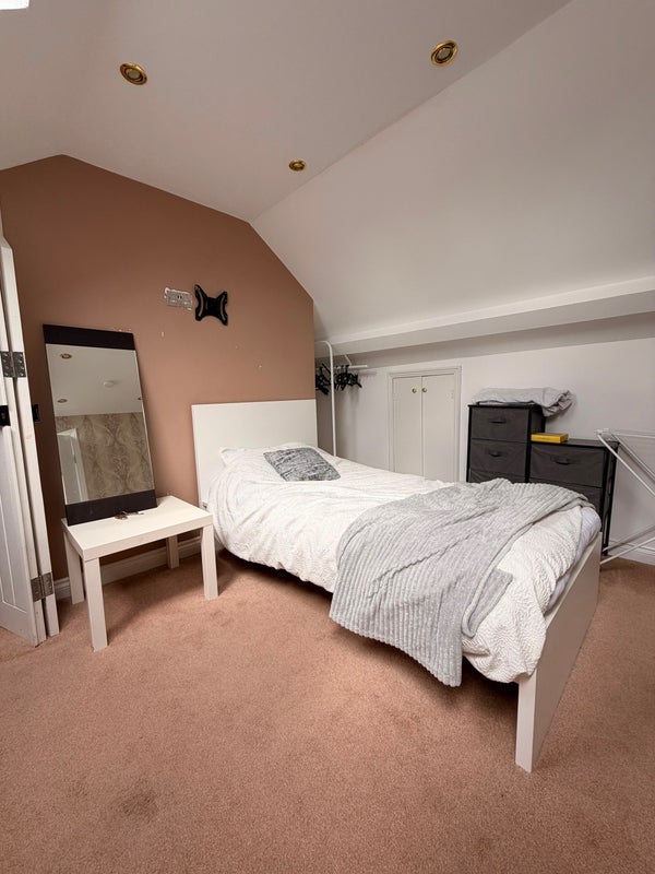 Room Rosecourt Road in Greater London