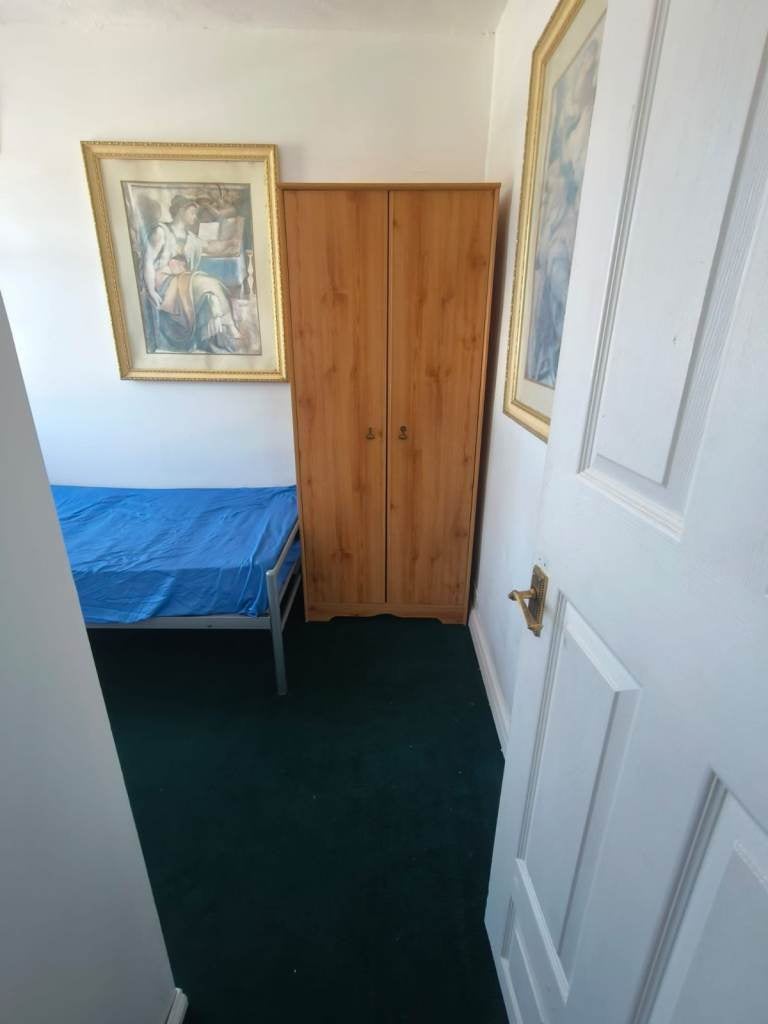 Room Calbourne Avenue in Greater London