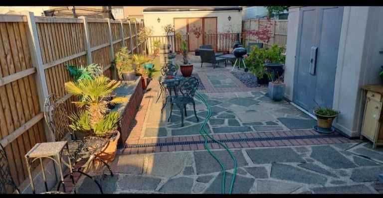 Room Calbourne Avenue in Greater London