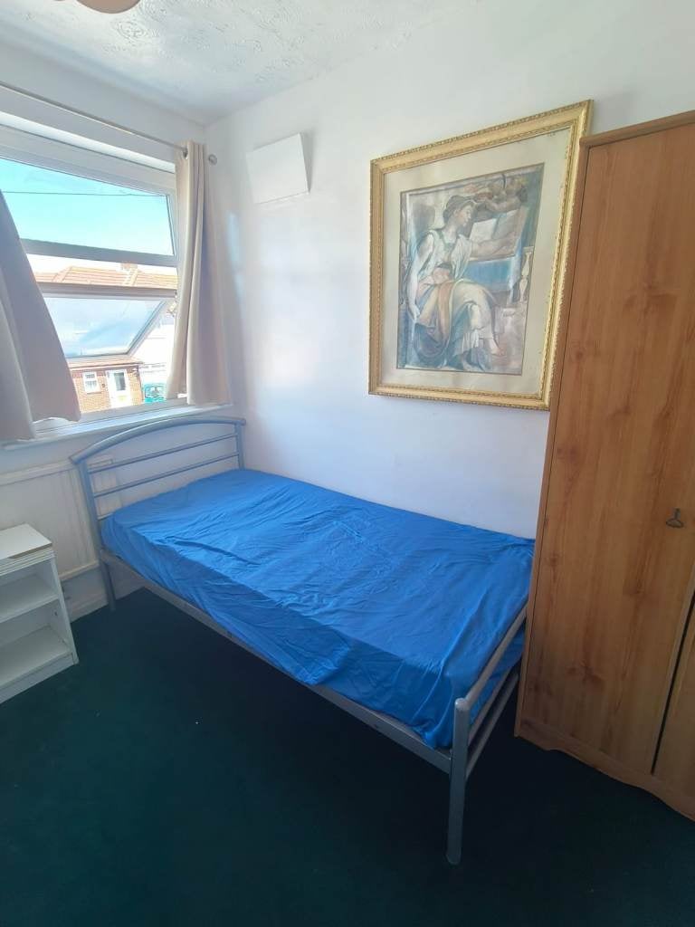 Room Calbourne Avenue in Greater London