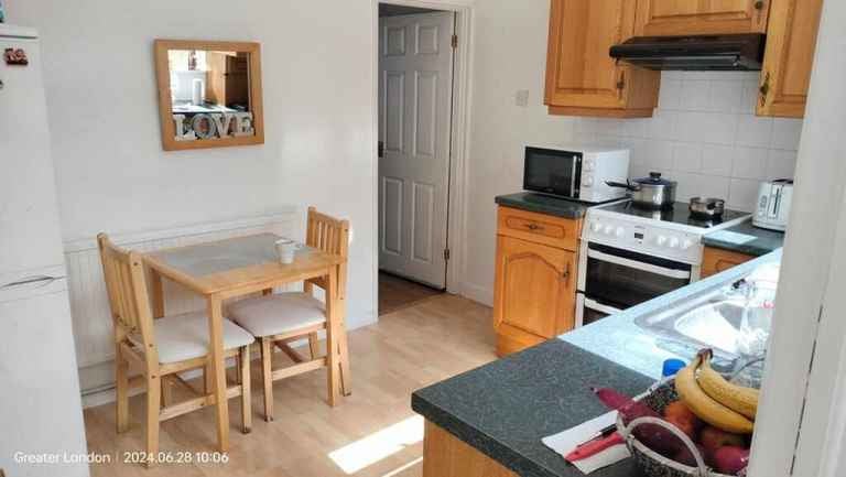 Room Calbourne Avenue in Greater London