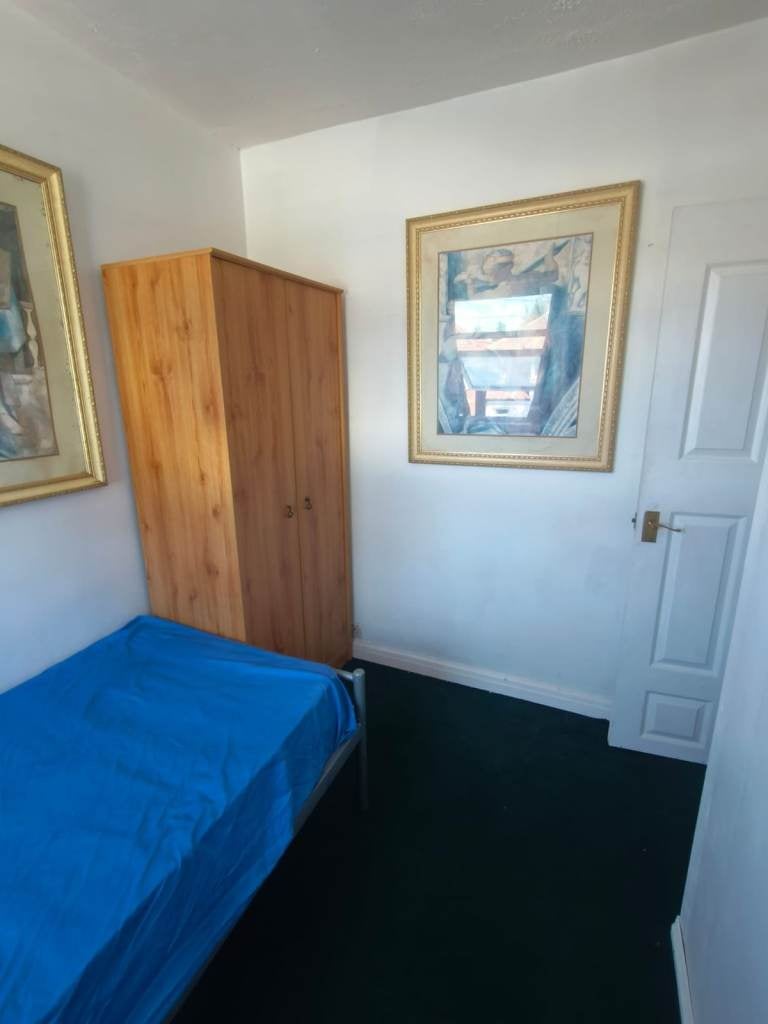 Room Calbourne Avenue in Greater London