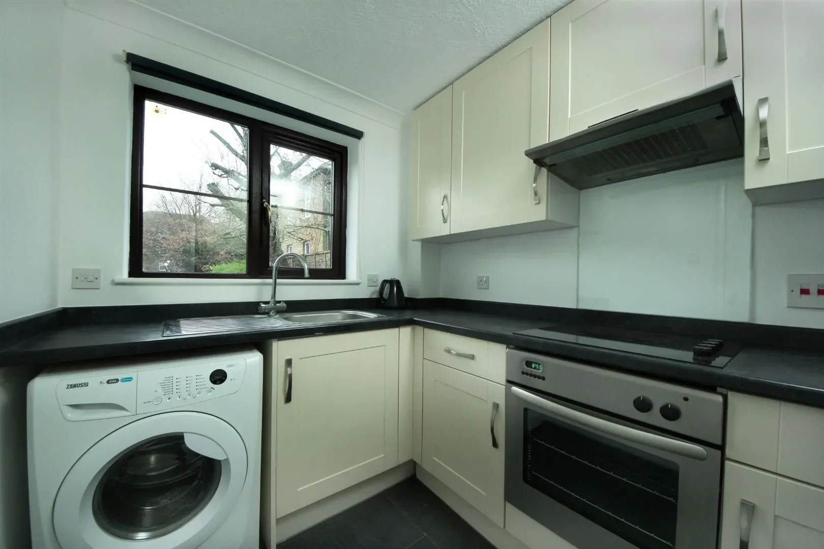 Flat Boston Manor Road in Greater London