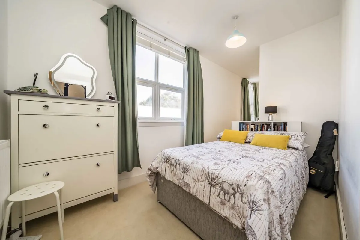 Flat Adam Mews in Greater London
