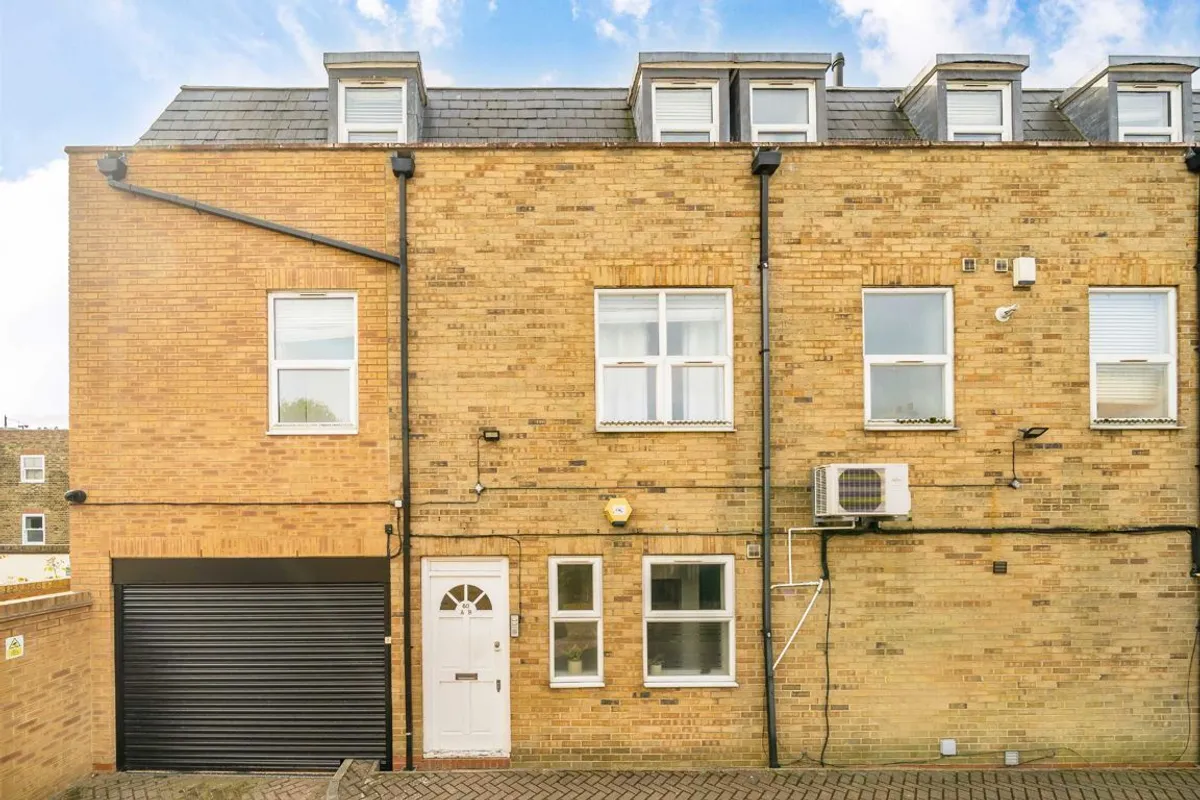 Flat Adam Mews in Greater London