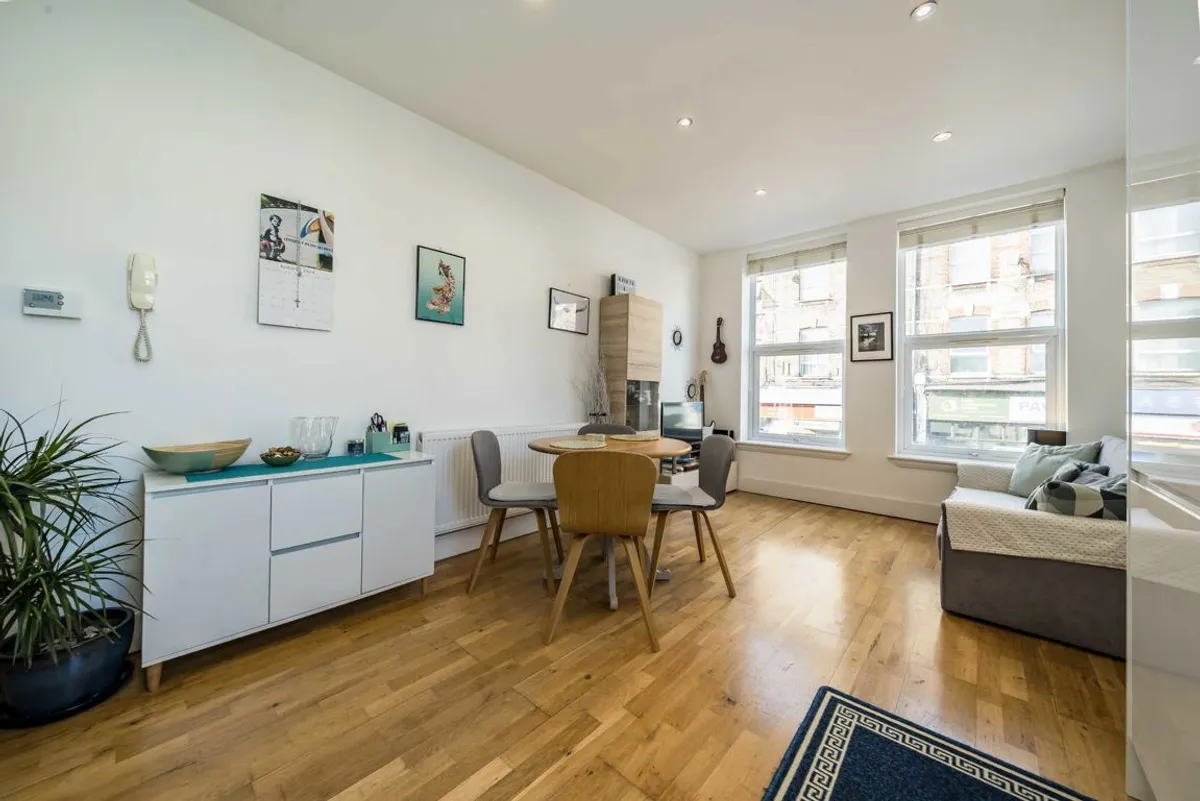 Flat Adam Mews in Greater London