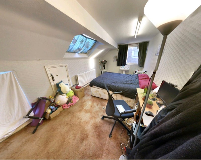 Room Fordhook Avenue in Greater London