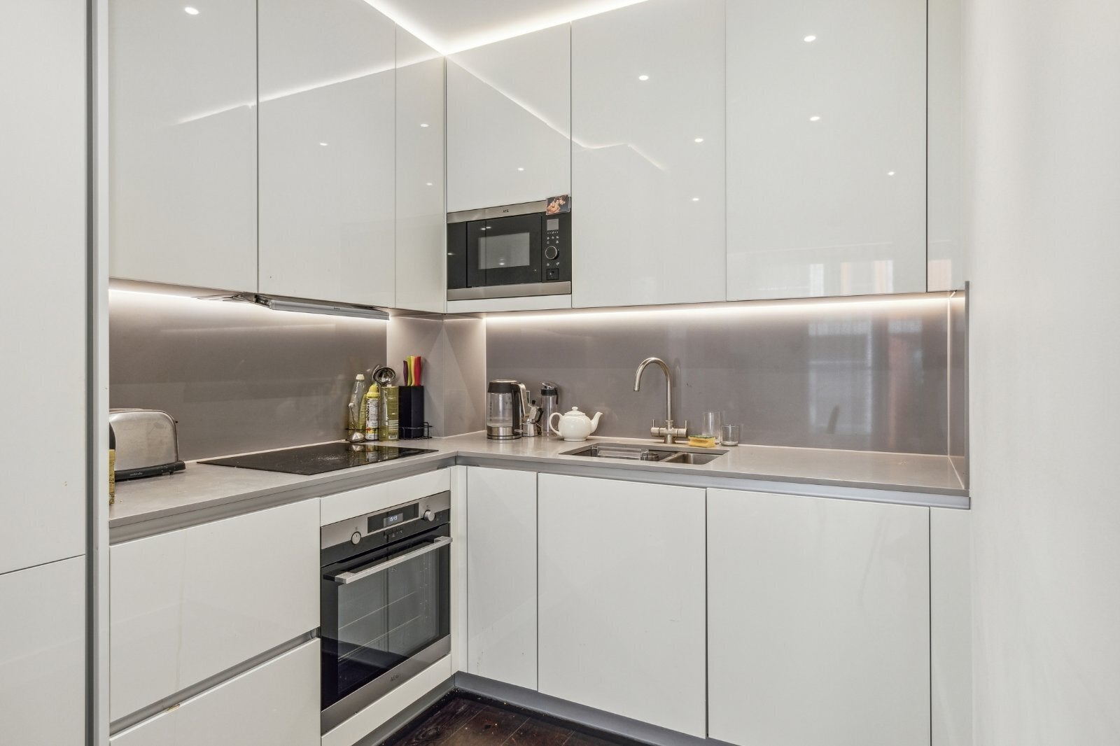 Flat Ponton Road in Greater London