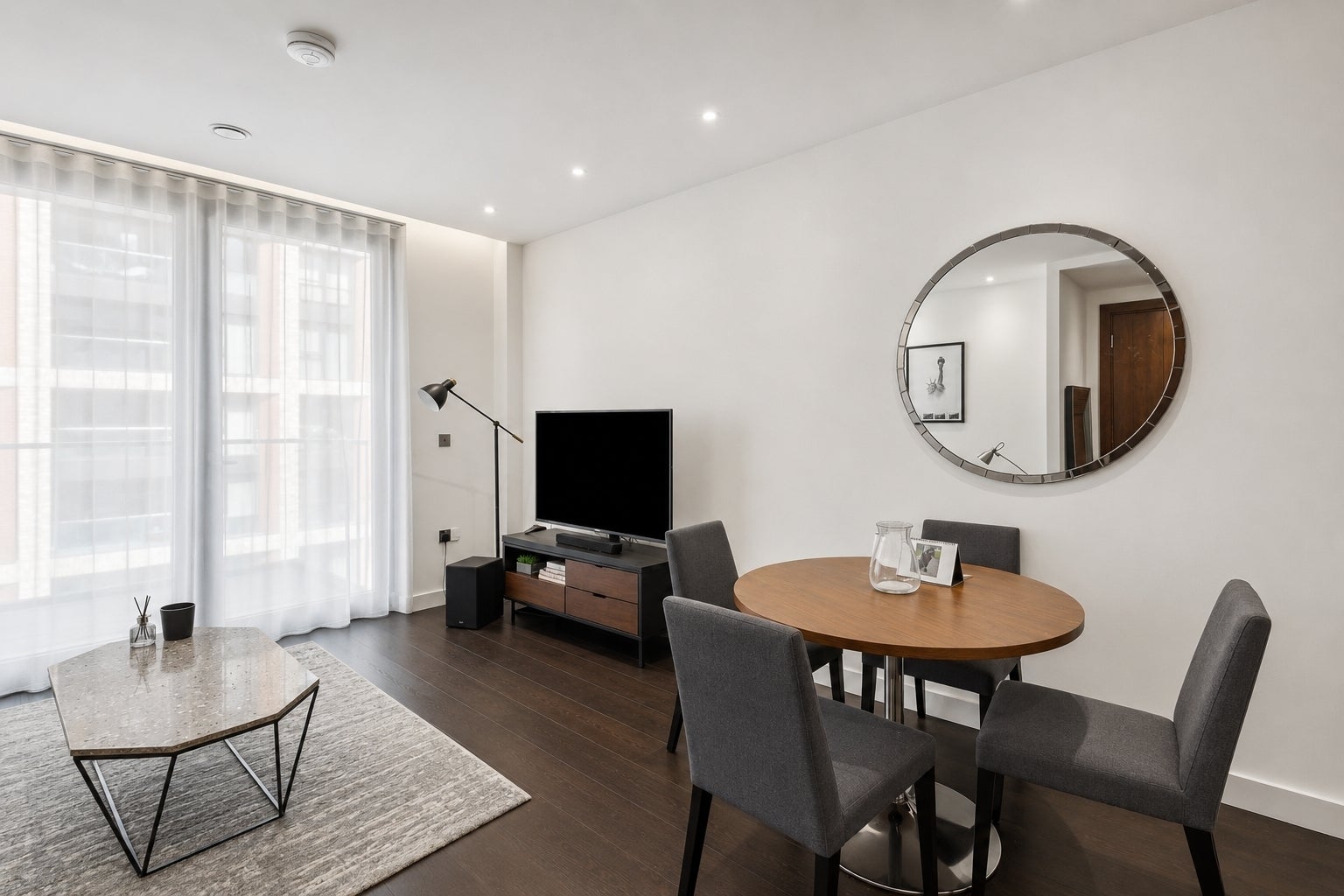 Flat Ponton Road in Greater London