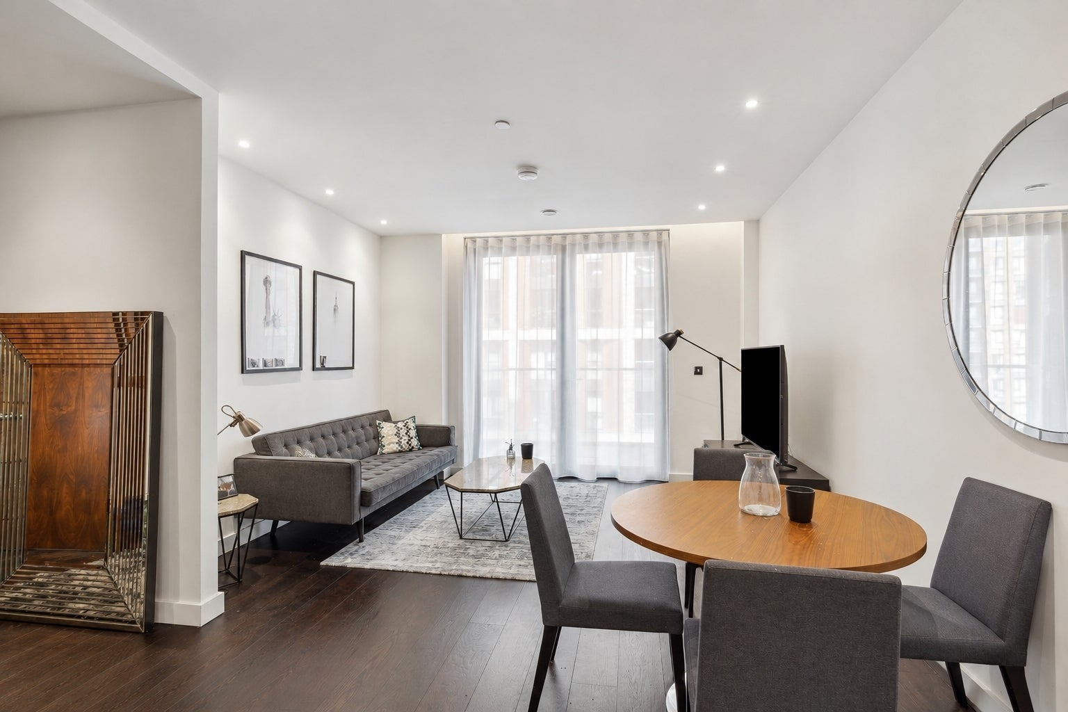 Flat Ponton Road in Greater London