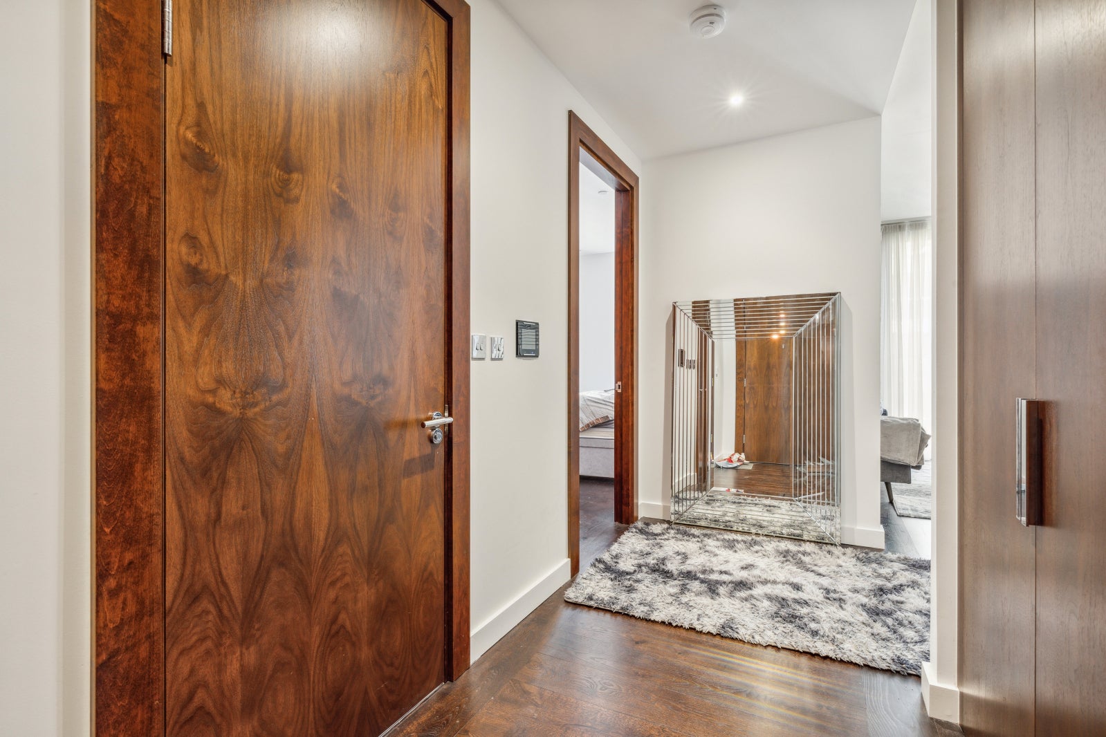 Flat Ponton Road in Greater London