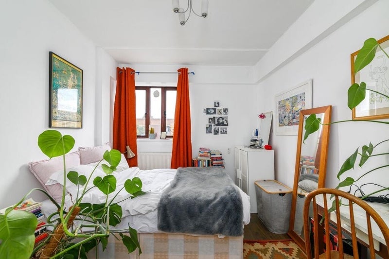 Room Burder Close in Greater London