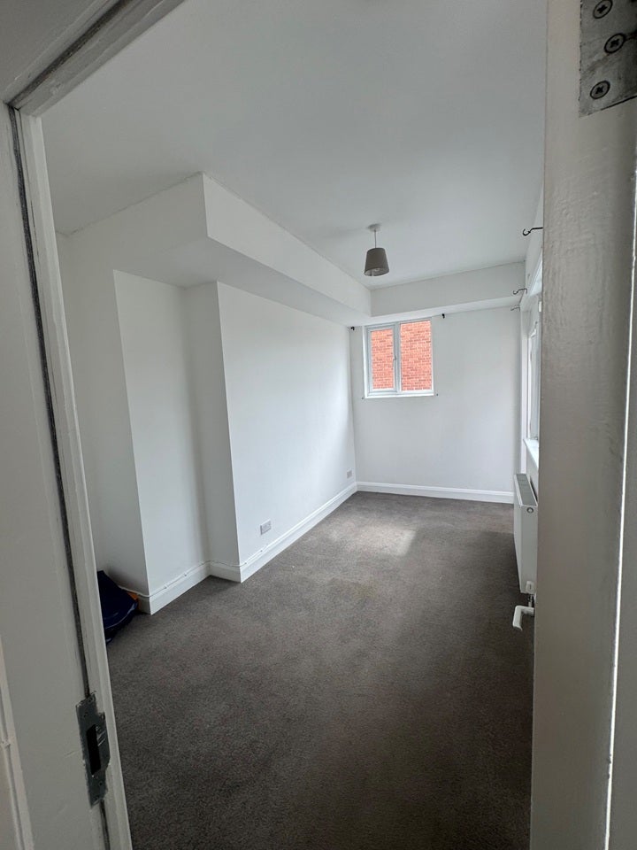 Flat Ballards Lane in Greater London