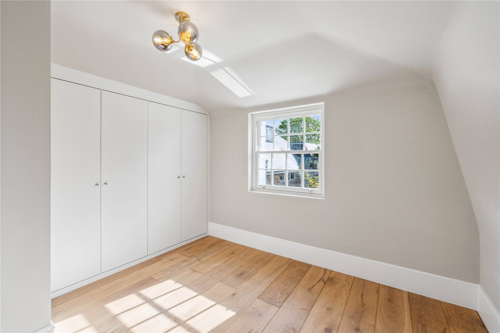Flat Kew Green in Greater London