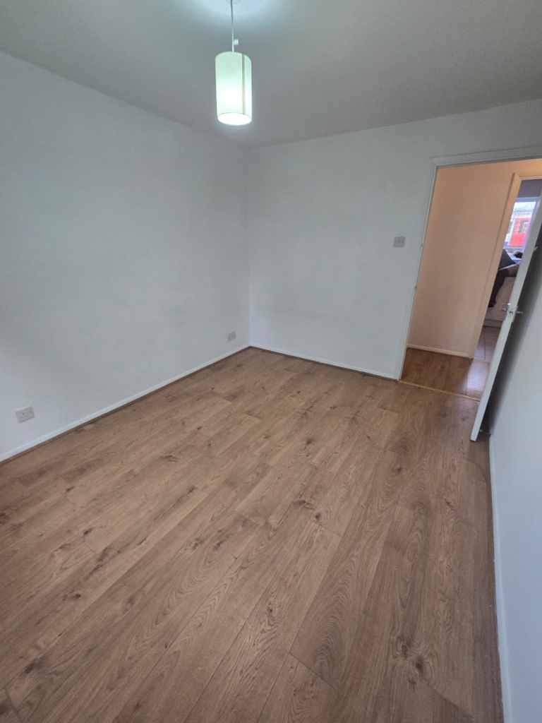 Flat Greenslade Road in Greater London