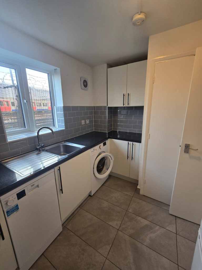 Flat Greenslade Road in Greater London