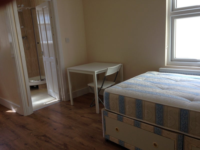 Flat Winslow Road in Greater London