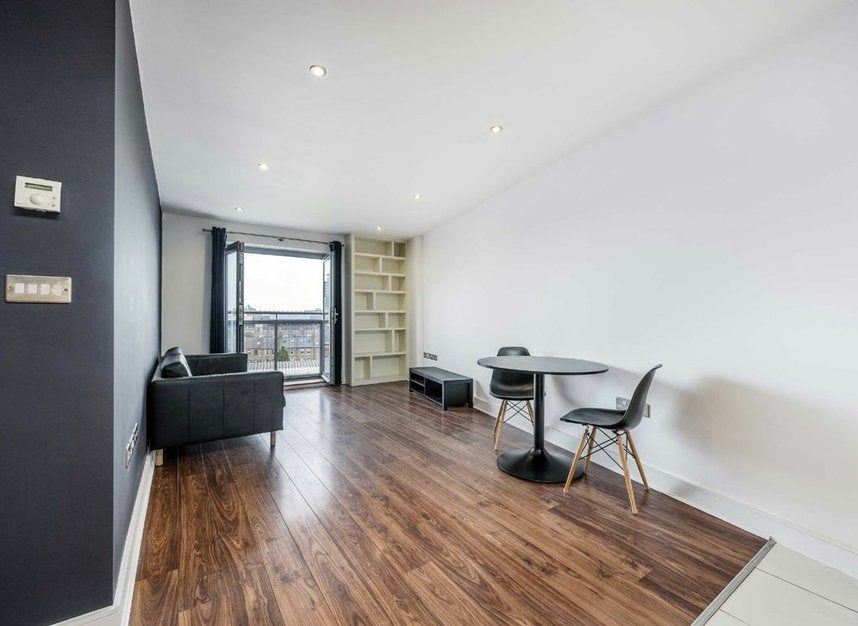 Flat Plumbers Row in Greater London