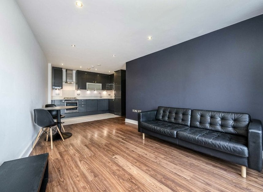 Flat Plumbers Row in Greater London